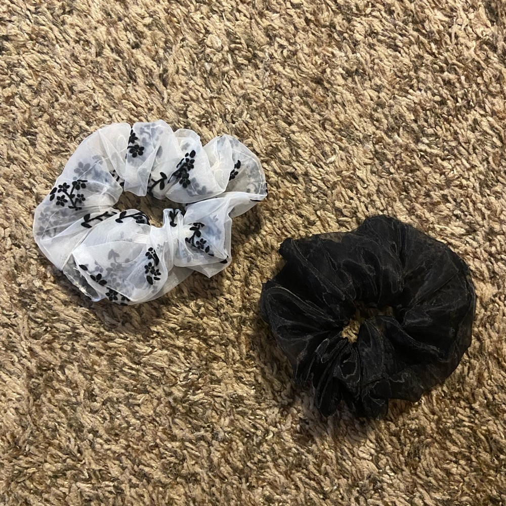 5/$10 | SHEIN | Floral Black and White Scrunchie Set